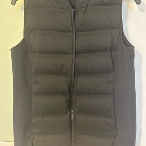 Black Down and Around Puffer Vest Lululemon
Excellent condition